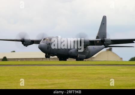 Royal Air Force Lockheed C-130J Hercules ZH886 startet am Cotswold Airport, ehemals RAF Kemble, Großbritannien. Das Flugzeug wurde während des Kampfszenarios zerschlagen Stockfoto