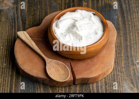 Joghurt aus Sahne mit Schokoladenstücken und Krümeln, hausgemachter Joghurt aus Milchprodukten mit Milchschokolade Stockfoto
