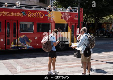 Seattle, USA. 31. Juli 2023. Touristen in Westlake, wenn der Sightseeing-Bus vorbeifährt. Stockfoto