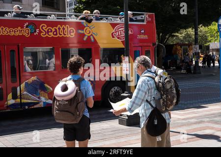 Seattle, USA. 31. Juli 2023. Touristen in Westlake, wenn der Sightseeing-Bus vorbeifährt. Stockfoto