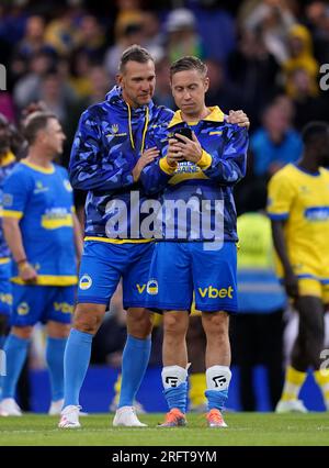 Team Blue Captain Andriy Shevchenko (links) mit Russell Howard nach dem Spiel Game4Ukraine auf der Stamford Bridge, London. Foto: Samstag, 5. August 2023. Stockfoto