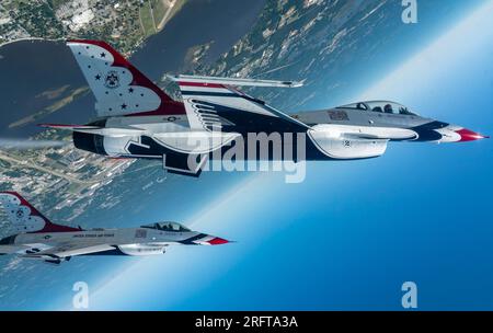 Die US Air Force Air Demonstration Squadron Thunderbirds treten am 29. April 2023 in Biloxi auf. US Air Force Foto von Staff Sgt. Dakota Carter Stockfoto