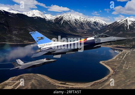 Eine F-16C Fighting Falcon fliegt mit einer F-35A über Leadville, Colorado, 8. Mai 2023. Foto der US Air Force von Master Sgt. Matthew Plew Stockfoto