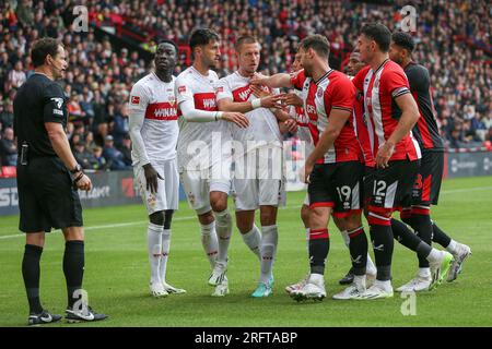 Sheffield, Großbritannien. 05. Aug. 2023. Schiedsrichter Darren England argumentiert Sheffield United Defender Jack Robinson (19) VfB Stuttgart Forward Silas Katompa Mvumpa (14) und drängt VfB Stuttgart Verteidiger Waldemar Anton (2) während des Sheffield United FC vs VfB Stuttgart FC Pre-Season Friendly Match in Bramall Lane, Sheffield, Vereinigtes Königreich am 5. August 2023 Haben: Jede Zweite Media/Alamy Live News Stockfoto