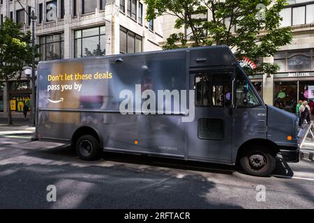 Seattle, USA. 31. Juli 2023. Amazon Lieferwagen in Westlake. Stockfoto