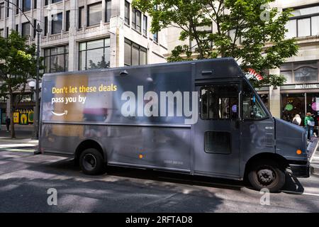 Seattle, USA. 31. Juli 2023. Amazon Lieferwagen in Westlake. Stockfoto