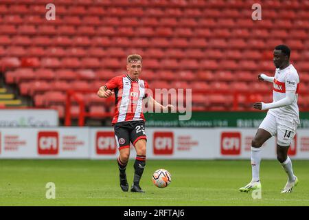 Sheffield, Großbritannien. 05. Aug. 2023. Sheffield United Mittelfeldspieler Ben Osborn (23) VfB Stuttgart Forward Silas Katompa Mvumpa (14) während des Sheffield United FC vs VfB Stuttgart FC Saisonvorbereitung in Bramall Lane, Sheffield, Vereinigtes Königreich am 5. August 2023 Gutschrift: Jede zweite Mediennachricht/Alamy Live News Stockfoto