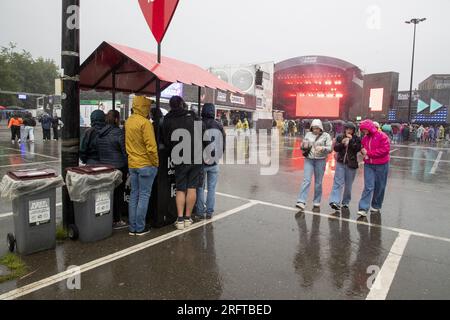 Lokeren, Belgien. 05. Aug. 2023. Die Abbildung zeigt Zuschauer, die während der Lokerse Feesten am Samstag, den 05. August 2023 in Lokeren im Regen eine Show mit Poncho und Regenschirm sehen. Das Festival findet vom 4. August bis 13. August statt. BELGA FOTO NICOLAS MAETERLINCK Kredit: Belga News Agency/Alamy Live News Stockfoto