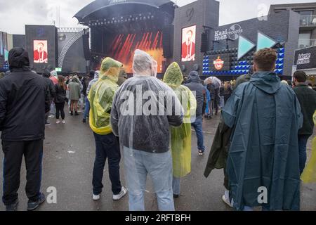 Lokeren, Belgien. 05. Aug. 2023. Die Abbildung zeigt Zuschauer, die während der Lokerse Feesten, Samstag, den 05. August 2023 in Lokeren, im Regen eine Show sehen. Das Festival findet vom 4. August bis 13. August statt. BELGA FOTO NICOLAS MAETERLINCK Kredit: Belga News Agency/Alamy Live News Stockfoto