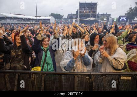 Lokeren, Belgien. 05. Aug. 2023. Die Abbildung zeigt Zuschauer, die während der Lokerse Feesten am Samstag, den 05. August 2023 in Lokeren im Regen eine Show mit Poncho und Regenschirm sehen. Das Festival findet vom 4. August bis 13. August statt. BELGA FOTO NICOLAS MAETERLINCK Kredit: Belga News Agency/Alamy Live News Stockfoto