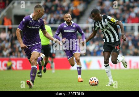 Alexander Isak von Newcastle United verteidigt AFC Fiorentina beim Sela Cup zwischen Newcastle United und ACF Fiorentina in St. James's Park, Newcastle, Samstag, den 5. August 2023. (Foto: Michael Driver | MI News) Guthaben: MI News & Sport /Alamy Live News Stockfoto