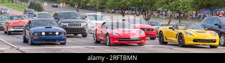 BLOOMFIELD HILLS, MI/USA - 14. AUGUST 2015: Zwei Ford Mustangs, zwei Chevrolet Corvettes, 1955 Chevrolet Bel Air Car, Woodward Dream Cruise. Stockfoto