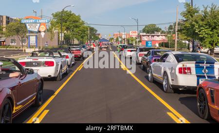 FERNDALE, MI/USA - 15. AUGUST 2015: 14 Ford Mustang Autos in 'Mustang Alley', Woodward Dream Cruise. Stockfoto