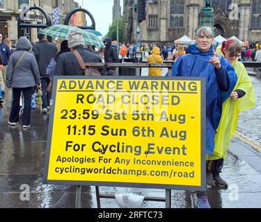 Edinburgh, Schottland, Großbritannien. 5. August 2023. uci-Radrennen Edinburgher Franzosen waren auf der Royal Mile in Truppen und boten ihre Shows mit Flyern vor dem Regen an. Credit Gerard Ferry/Alamy Live News Stockfoto