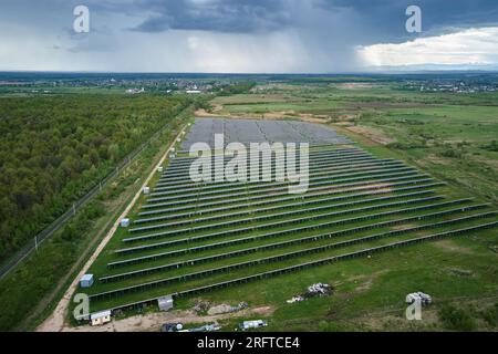 Luftaufnahme eines großen nachhaltigen Elektrokraftwerks mit vielen Reihen von Photovoltaik-Solarzellen zur Erzeugung sauberer ökologischer elektrischer Energie Stockfoto