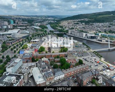 Editorial Swansea, UK - 04. August 2023: Drohnenansicht des Flusses Tawe und Haupteingang in Swansea City in South Wales, Großbritannien, mit Blick auf St. Thoma Stockfoto