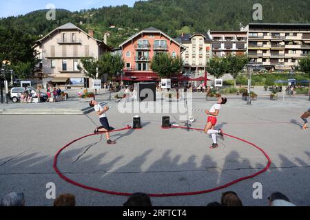 Maint'now : Duo de corde à sauter Burlesque. Esplanade du Mont-Blanc. Alpi-Stunden. Saint-Gervais-les-Bains. Haute-Savoie. Auvergne-Rhône-Alpes. Frankreich. Stockfoto