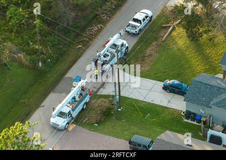 Luftaufnahme von Elektrikern bei der Reparatur beschädigter Stromleitungen nach Hurrikan Ian im Vorstadtgebiet von Florida Stockfoto