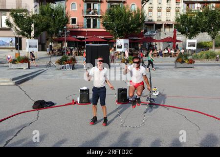 Maint'now : Duo de corde à sauter Burlesque. Esplanade du Mont-Blanc. Alpi-Stunden. Saint-Gervais-les-Bains. Haute-Savoie. Auvergne-Rhône-Alpes. Frankreich. Stockfoto