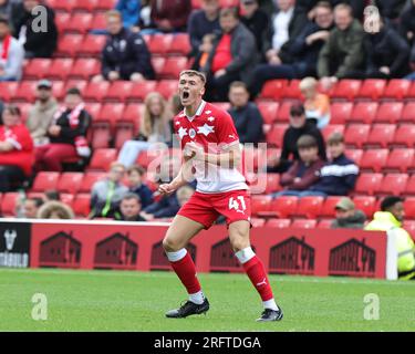 Jack Shepherd #41 von Barnsley gibt seinem Team Anweisungen während des Sky Bet League 1-Spiels Barnsley gegen Port Vale in Oakwell, Barnsley, Großbritannien, 5. August 2023 (Foto von Mark Cosgrove/News Images) in, am 8./5. 2023. (Foto: Mark Cosgrove/News Images/Sipa USA) Guthaben: SIPA USA/Alamy Live News Stockfoto