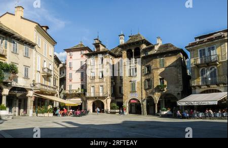Die Grenzstadt Domodossala hat diesen wunderschönen alten townsquare „Piazza del Mercato“ mit vielen mittelalterlichen Gebäuden. Stockfoto