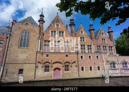 Blick auf die Kanäle von Brügge im Zentrum der Stadt, umgeben von mittelalterlichen Gebäuden. 5. august 2023 belgien Stockfoto