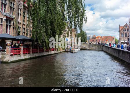 Blick auf die Kanäle von Brügge im Zentrum der Stadt, umgeben von mittelalterlichen Gebäuden. 5. august 2023 belgien Stockfoto