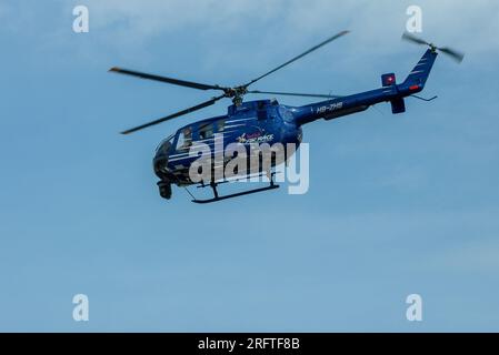 MBB BO-105CBS-4 Hubschrauber, der das Rennen während des Red Bull Air Race 2007 in Docklands, London, Großbritannien filmt. Stockfoto