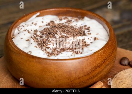 Joghurt aus Sahne mit Schokoladenstücken und Krümeln, hausgemachter Joghurt aus Milchprodukten mit Milchschokolade Stockfoto