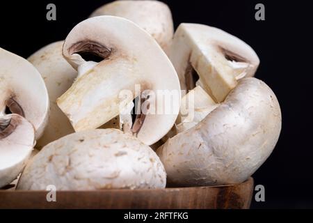 Kochen Sie ein Gericht mit Pilzen, die auf einer Tafel in Stücke geschnitten wurden, reife Pilze zum Kochen Stockfoto