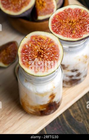 Joghurt aus frischer Milch mit süßer Marmelade aus Feigen mit Obststücken, köstlicher Joghurt mit dem Geschmack von Feigen Stockfoto