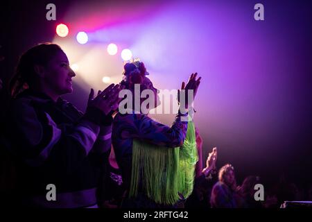 Wilderness Festival, Charlbury, Großbritannien. 5. Aug. 2023. Darsteller im House of the Sublime am Samstagabend des viertägigen Festivals, das Kunst, Kultur und Musik feiert. Kredit: Andrew Walmsley/Alamy Live News Stockfoto