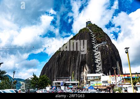 KOLUMBIEN Medellín 05-08-2023El Peñón de Guatapé, o piedra del Peñol (le Stockfoto