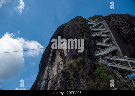 KOLUMBIEN Medellín 05-08-2023El Peñón de Guatapé, o piedra del Peñol (le Stockfoto