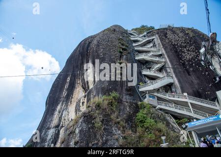 KOLUMBIEN Medellín 05-08-2023El Peñón de Guatapé, o piedra del Peñol (le Stockfoto