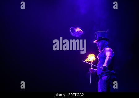 Wilderness Festival, Charlbury, Großbritannien. 5. Aug. 2023. Darsteller im House of the Sublime am Samstagabend des viertägigen Festivals, das Kunst, Kultur und Musik feiert. Kredit: Andrew Walmsley/Alamy Live News Stockfoto