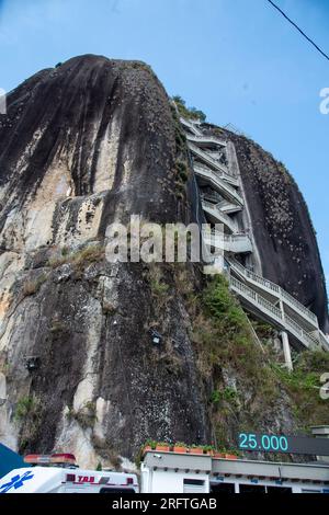 KOLUMBIEN Medellín 05-08-2023El Peñón de Guatapé, o piedra del Peñol (le Stockfoto