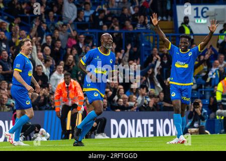 London, Großbritannien. 5. August 2023. (C) William Gallas feiert, dass er beim Fußballspiel Game4Ukraine auf der Stamford Bridge, dem Heimstadion des FC Chelsea, zwischen dem ehemaligen Chelsea-Stürmer Andriy Shevchenko's Team Shevchenko (blau) und dem aktuellen Arsenal Full-Back Oleksandr Zinchenko's Team Zinchenko (gelb) den Equalizer auf Platz 2-2 schaffte. Mit den bereitgestellten Mitteln wird die United24 eingeleitete Initiative des ukrainischen Präsidenten Volodymyr Zelensky unterstützt, Schulen in der gesamten Ukraine wieder aufzubauen, die durch die russische Invasion beschädigt wurden. Kredit: Stephen Chung / Alamy Live News Stockfoto