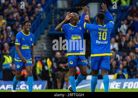 London, Großbritannien. 5. August 2023. (C) William Gallas feiert, dass er beim Fußballspiel Game4Ukraine auf der Stamford Bridge, dem Heimstadion des FC Chelsea, zwischen dem ehemaligen Chelsea-Stürmer Andriy Shevchenko's Team Shevchenko (blau) und dem aktuellen Arsenal Full-Back Oleksandr Zinchenko's Team Zinchenko (gelb) den Equalizer auf Platz 2-2 schaffte. Mit den bereitgestellten Mitteln wird die United24 eingeleitete Initiative des ukrainischen Präsidenten Volodymyr Zelensky unterstützt, Schulen in der gesamten Ukraine wieder aufzubauen, die durch die russische Invasion beschädigt wurden. Kredit: Stephen Chung / Alamy Live News Stockfoto