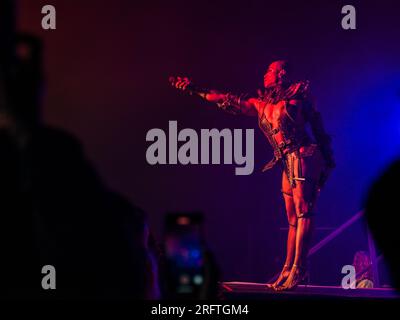 Wilderness Festival, Charlbury, Großbritannien. 5. Aug. 2023. Darsteller im House of the Sublime am Samstagabend des viertägigen Festivals, das Kunst, Kultur und Musik feiert. Kredit: Andrew Walmsley/Alamy Live News Stockfoto