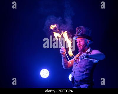 Wilderness Festival, Charlbury, Großbritannien. 5. Aug. 2023. Darsteller im House of the Sublime am Samstagabend des viertägigen Festivals, das Kunst, Kultur und Musik feiert. Kredit: Andrew Walmsley/Alamy Live News Stockfoto