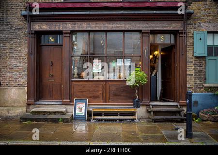 Town House Spitalfields London: Antiquitäten, Kunst und moderne Keramik in einem georgianischen Haus in der Fournier Street Spitalfields 5, 1721 erbaut. 2002 Eröffnet Stockfoto