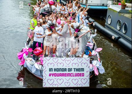 Amsterdam, Niederlande. 05. Aug. 2023. Während der Veranstaltung wird ein Boot mit dem Slogan dieses Jahres gesehen. Die Kanalparade beginnt gegen Mittag und dauert den ganzen Nachmittag. Rund 80 Schiffe verschiedener Organisationen und gemeinnützige Organisationen nehmen an der Veranstaltung Teil. Für die Grachtenparade ist Amsterdam Gay Pride berühmt. Es ist die Krönung ihres zweiwöchigen Festivals, das mehr als 200 Veranstaltungen umfasst. Die Boote starten am Scheepvaart-Museum im östlichen Teil des Stadtzentrums und fahren in Richtung Amstel. Kredit: SOPA Images Limited/Alamy Live News Stockfoto