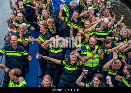 Amsterdam, Niederlande. 05. Aug. 2023. Ein Blick auf eines der Boote, die während der Veranstaltung der niederländischen Polizei gehörten. Die Kanalparade beginnt gegen Mittag und dauert den ganzen Nachmittag. Rund 80 Schiffe verschiedener Organisationen und gemeinnützige Organisationen nehmen an der Veranstaltung Teil. Für die Grachtenparade ist Amsterdam Gay Pride berühmt. Es ist die Krönung ihres zweiwöchigen Festivals, das mehr als 200 Veranstaltungen umfasst. Die Boote starten am Scheepvaart-Museum im östlichen Teil des Stadtzentrums und fahren in Richtung Amstel. Kredit: SOPA Images Limited/Alamy Live News Stockfoto