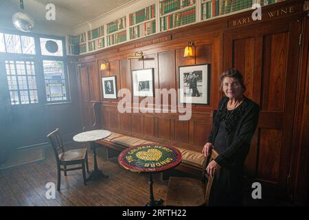 Sandra Esqulant, Vermieterin des Golden Heart London , Vereinigtes Königreich Stockfoto