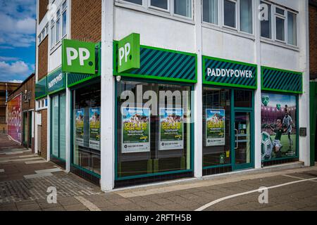 Lizenzierter Wettshop von Paddy Power - Paddy Power Bookmakers Shop in Stevenage. Paddy Power wurde 1988 in Dublin gegründet. Stockfoto