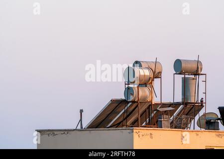 Ein System, das heißes Wasser mit Solarenergie erzeugt. Warmwassersysteme in der Türkei Stockfoto