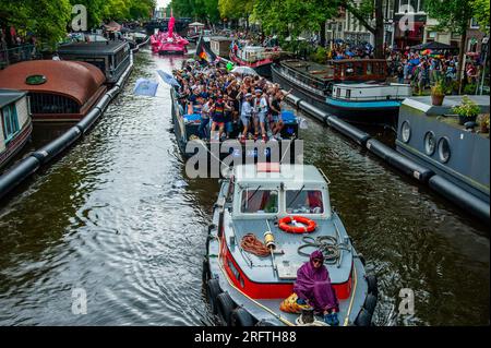 Amsterdam, Niederlande. 05. Aug. 2023. Während der Veranstaltung wird eine Frau vor einem der Boote sitzen gesehen. Die Kanalparade beginnt gegen Mittag und dauert den ganzen Nachmittag. Rund 80 Schiffe verschiedener Organisationen und gemeinnützige Organisationen nehmen an der Veranstaltung Teil. Für die Grachtenparade ist Amsterdam Gay Pride berühmt. Es ist die Krönung ihres zweiwöchigen Festivals, das mehr als 200 Veranstaltungen umfasst. Die Boote starten am Scheepvaart-Museum im östlichen Teil des Stadtzentrums und fahren in Richtung Amstel. Kredit: SOPA Images Limited/Alamy Live News Stockfoto