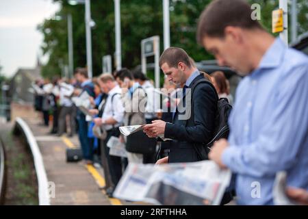 Pendler warten auf dem Bahnsteig im Bahnhof Norbiton. Pendelverkehr nach London , Großbritannien . Stockfoto