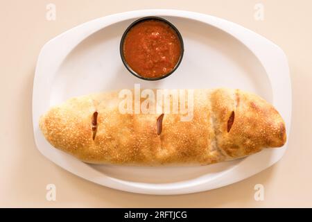 Stromboli mit Marinara-Sauce Stockfoto